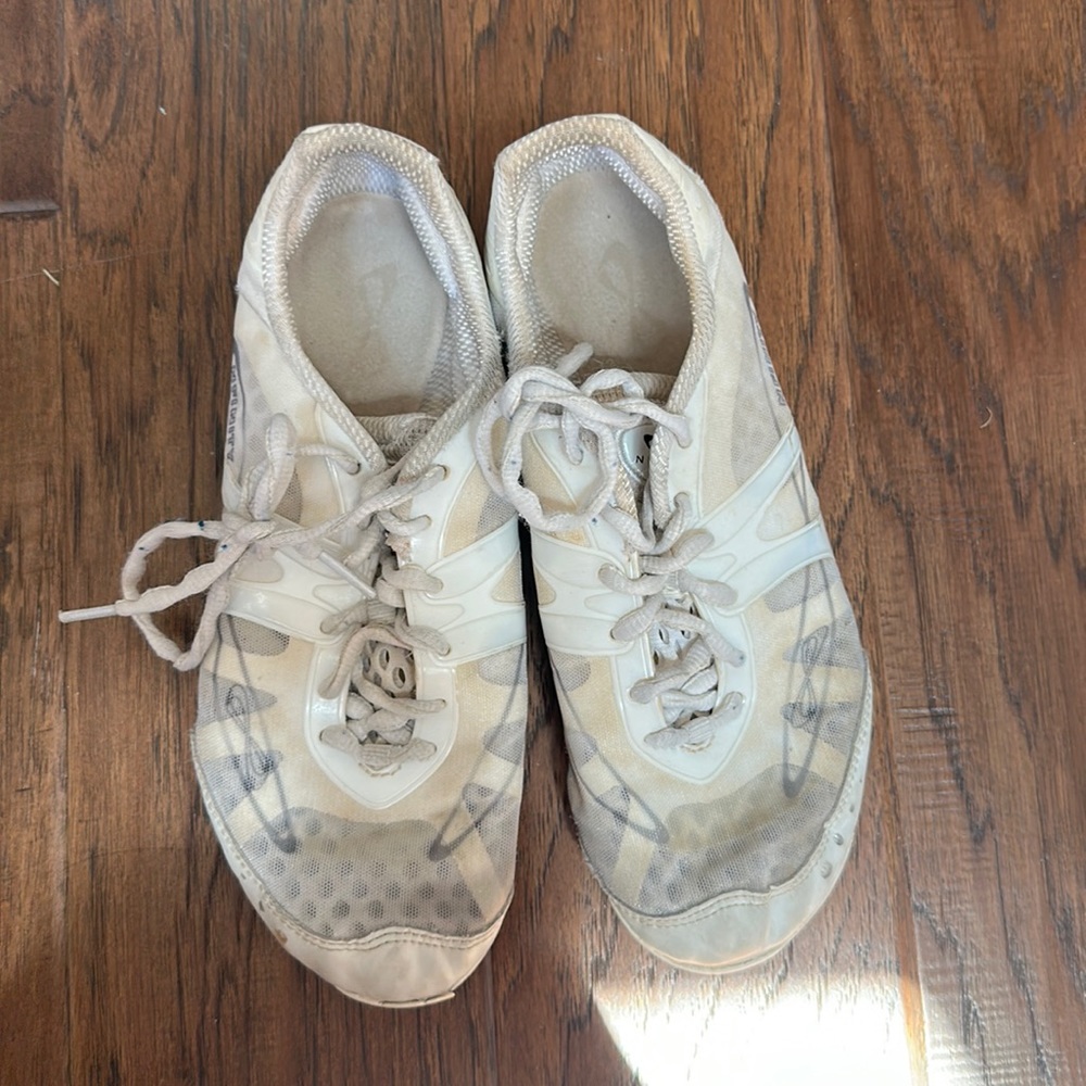 Nfinity Vengeance Cheer shoes with case